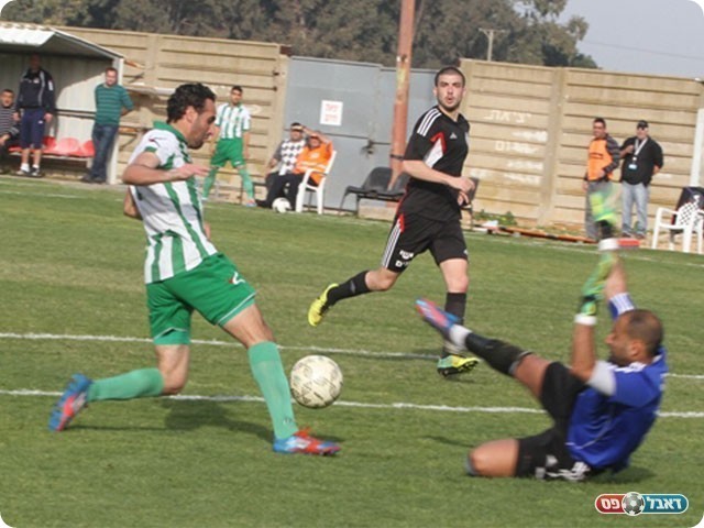 יקיר קרטה מכשיל את נסרלאדין (צילום: שלומי גבאי)